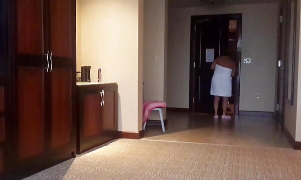 XXX Wanita matang amatur dengan pantat besar menghantar piza 002.