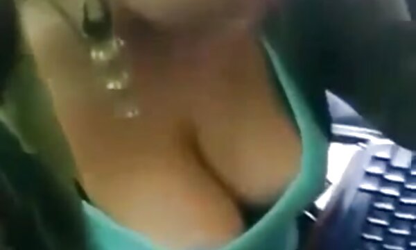 XXX Makcik matang Czech dari mumbai menunjukkan belahan dada di pejabat.