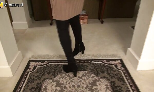 XXX Nakal Amerika matang ibu menunjukkan dia panas seksi tetek dengan badan.