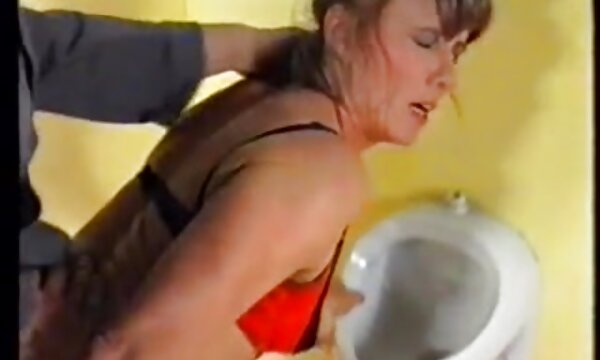 XXX 50 tahun guru Jerman fucks janitor dalam bilik air.