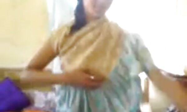 XXX Gadis Hyderabad yang lapar menggoda wanita yang lebih tua untuk zakar.