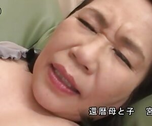 Enam puluh tahun bukanlah seorang ibu, tetapi batang keras wanita dalam hubungan seks rumah anaknya.