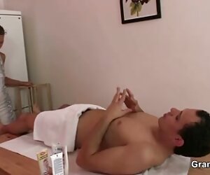 Nenek ibu tukang urut mendapat dia berbulu lubang fucked oleh wanita besar.
