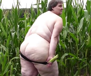 Tua gemuk matang mexican bbw ibu meniduri dirinya di luar rumah.