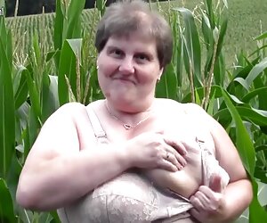 Tua gemuk matang mexican bbw ibu meniduri dirinya di luar rumah.
