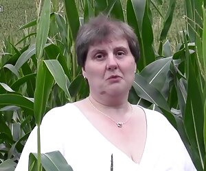 Ibu gemuk dengan pantat besar melakukannya di ladang jagung.