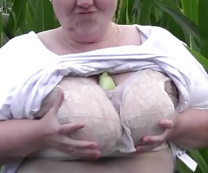 Ibu gemuk dengan pantat besar melakukannya di ladang jagung.