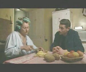 Isteri matang memberi blowjob, sows matang Sepanyol memberi blowjob kepada menantu di dapur.