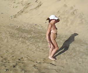 Berjalan bogel dalam video amatur matang Sepanyol melalui bukit pasir maspalomas.