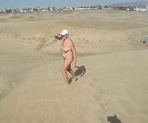 Berjalan bogel dalam video amatur matang Sepanyol melalui bukit pasir maspalomas.