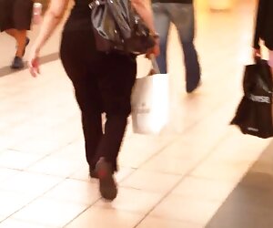Wanita matang Asia Sepanyol matang dengan lelaki muda dengan pantat tebal.
