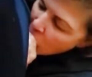 Matang milf mendapat cumshot daripada awek seteguk daripada air mani.