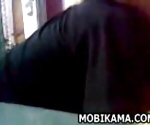 Suri rumah kepada wanita tua awek kaya di rumah India.