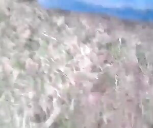 Kelibat nenek matang di jalan dalam video amatur.