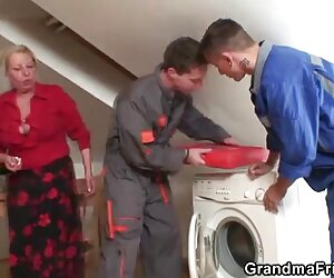 Nenek menawarkan farajnya sebagai bayaran untuk main peranan dengan nenek tua xxx.