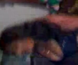 Makcik India berpayu dara besar dan keldai besar hitam tua panas membiarkan dia telanjang.