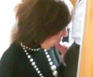 Ibu hitam meniduri wanita tua yang matang.