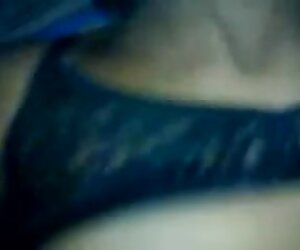 Panas desi pembantu rumah menonton video wanita tua fucking kedua-dua lubang dan mendapat fucked keras dengan mengerang.