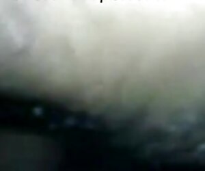 Panas desi pembantu rumah menonton video wanita tua fucking kedua-dua lubang dan mendapat fucked keras dengan mengerang.