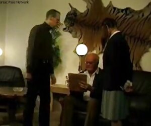 Datuk dan bapa menghukum budak sekolah mereka yang besar dan jahat dalam video buatan sendiri Mexico.