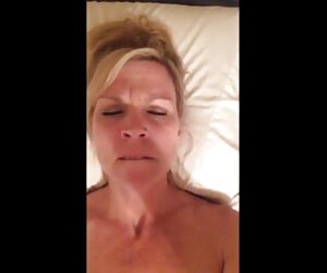 MILF panas seksi merakamkan dirinya merangkap sambil bercakap tentang video kotor buatan sendiri wanita matang bercinta.