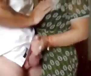 Suri rumah Delhi, wanita dari, memberikan devar mereka kerja tangan yang baik.