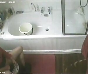 Video lucah matang Mexico yang sangat miang. Melancap tersembunyi di dalam bilik air.