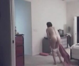 Wanita matang membuka pakaian - kamera pengintip, video seks nenek percuma.