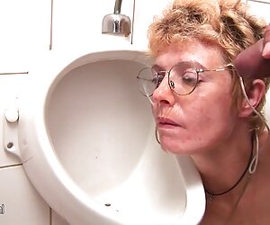 Perempuan murahan amatur matang mendapat pissed dan deepthroated, lelaki tua fucks wanita muda.