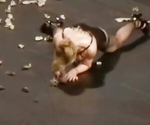Madonna hampir bogel di atas pentas melakukan striptis, melancap dan meniduri seorang wanita tua.