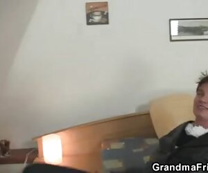 Jalang tua mengambil dua ayam sabung dalam sesi pemotretan.