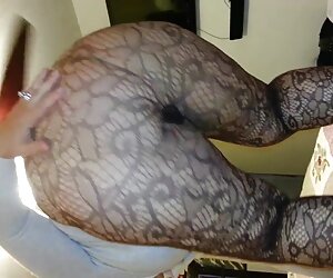 Video menggoda wanita matang meniduri remaja renda antara kaum.