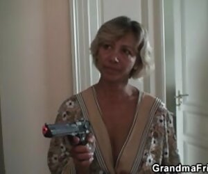 Bertiga dengan ibu dalam video buatan sendiri, ibu panas dengan babe matang.