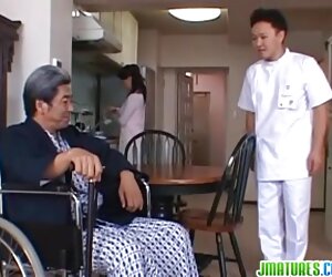 Awek milf mendapat ibu dan anak di atas lantai.