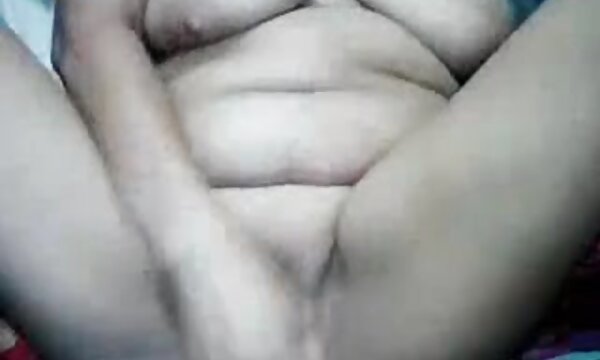 XXX Kamera tersembunyi rakan ibu saya, wanita berusia 80 tahun dalam lucah melancap sambil menonton saya.