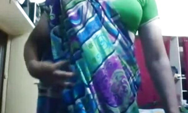 XXX Shemale India panas menunjukkan dirinya secara percuma dalam video buatan sendiri wanita matang pada cam.