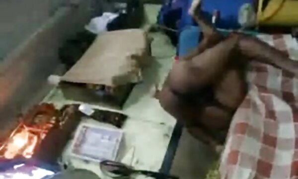 XXX Pasangan kelas pertengahan percuma video lucah wanita India Selatan matang bogel.
