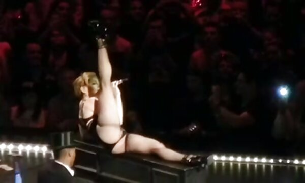 XXX Madonna hampir bogel di atas pentas melakukan striptis, melancap dan meniduri seorang wanita tua.