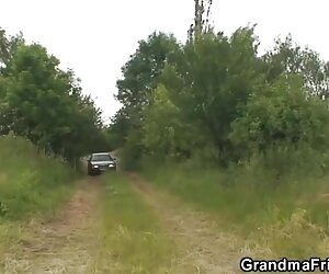 Tua percuma panas perempuan murahan matang mendapat dua kali ganda menembusi di jalan.