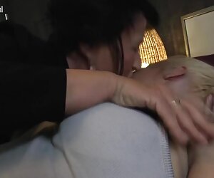Lesbian matang panas, anak perempuan digoda oleh nenek lesbian nakal, wanita tua.