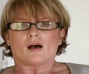 Saya melakukannya dengan video buatan sendiri xxx, wanita mempunyai cara mereka sendiri melancap tanpa kebogelan, melancap.