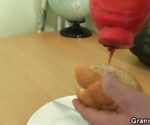 Video matang panas, nenek kurus lapar zakar mendapat ditumbuk.
