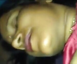 Pembantu rumah India dengan tetek berumur empat puluh tahun.