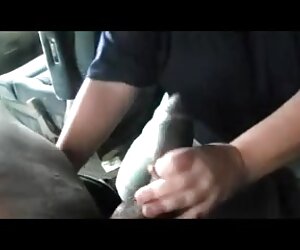 Video blowjob nenek dengan wanita muda matang menelan air mani.
