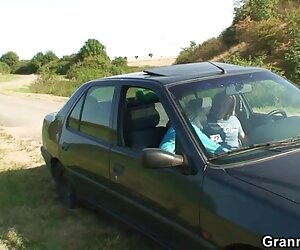 Nenek meniduri datuk saya dan membenarkan saya menidurinya di dalam kereta.