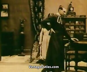 Melancap dan memujuk nenek untuk menghisap keldai besar tua vintaj 20-an.