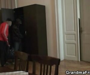 Ibu seksi menemui dua pencuri tua dan membuat mereka menidurinya.