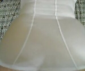 Dan dalam stoking, dengan tali pinggang, sialan, seorang lelaki tua meniduri dua gadis muda.