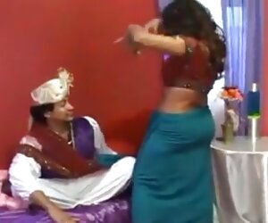 Raja dan ratu India berpakaian untuk bercinta dan nenek amatur bercinta dan merangkap.