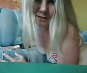 Milfs Rusia seksi mengusik satu sama lain pada video kamera web lelaki tua meniduri gadis muda.